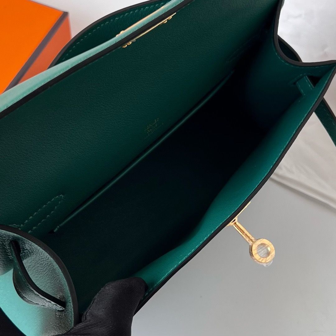 Hermes Kelly Pochette Handmade Bag In Malachite Swift Calfskin - Image 10