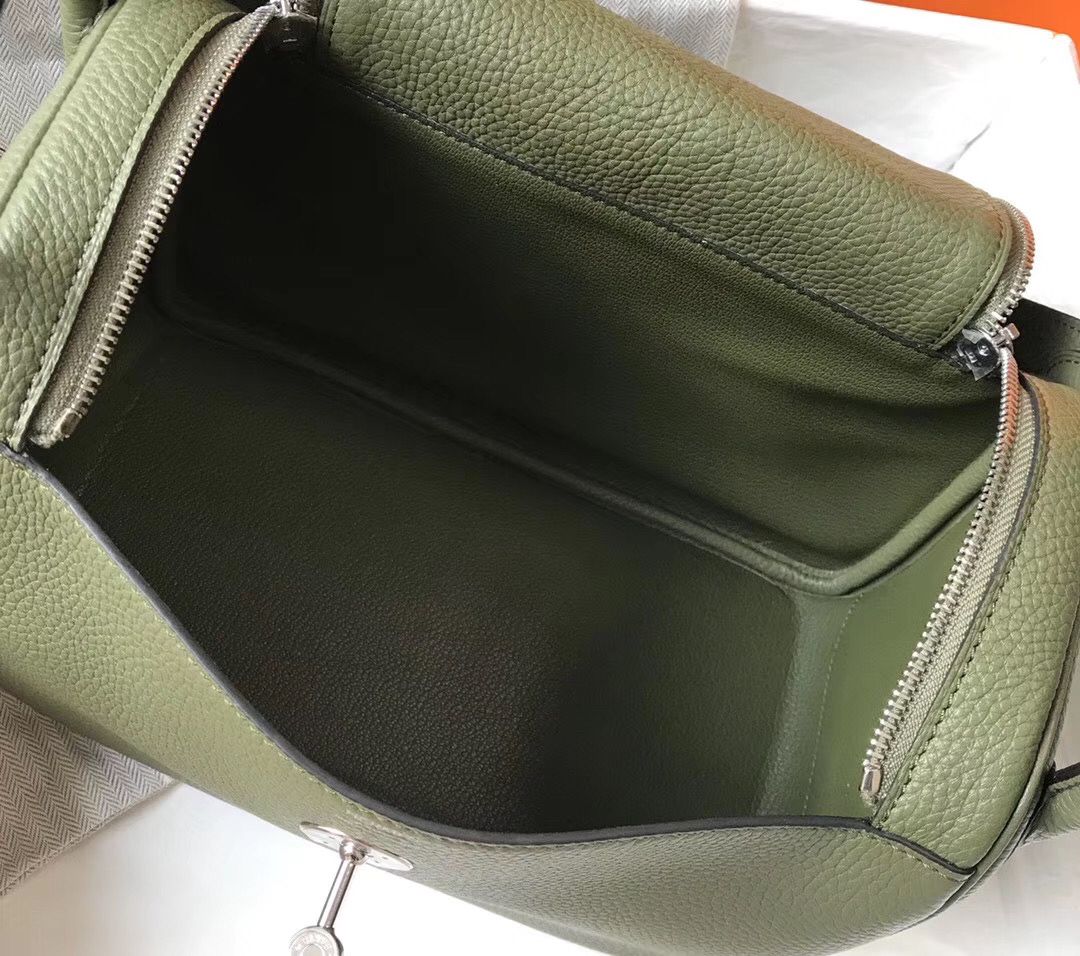 Hermes Lindy 26cm Bag In Canopee Clemence Leather PHW - Image 9