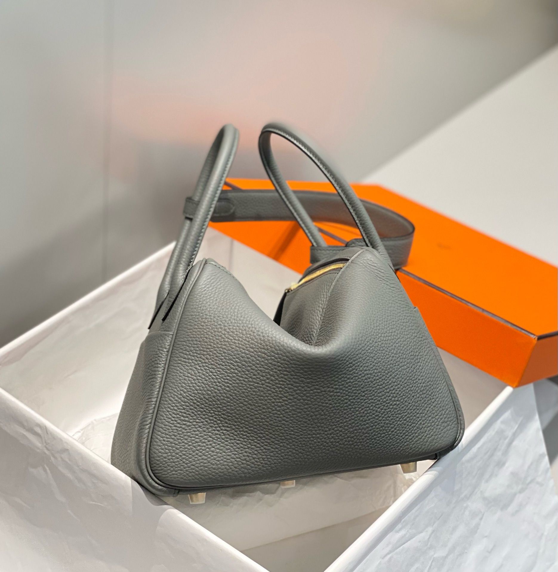 Hermes Lindy 26cm Bag In Gris Meyer Clemence Leather GHW - Image 5