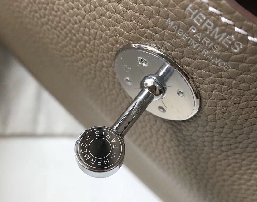 Hermes Lindy 26cm Bag In Taupe Grey Clemence Leather - Image 8