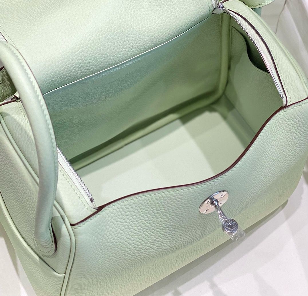 Hermes Lindy 26cm Bag In Vert Fizz Clemence Leather GHW - Image 10