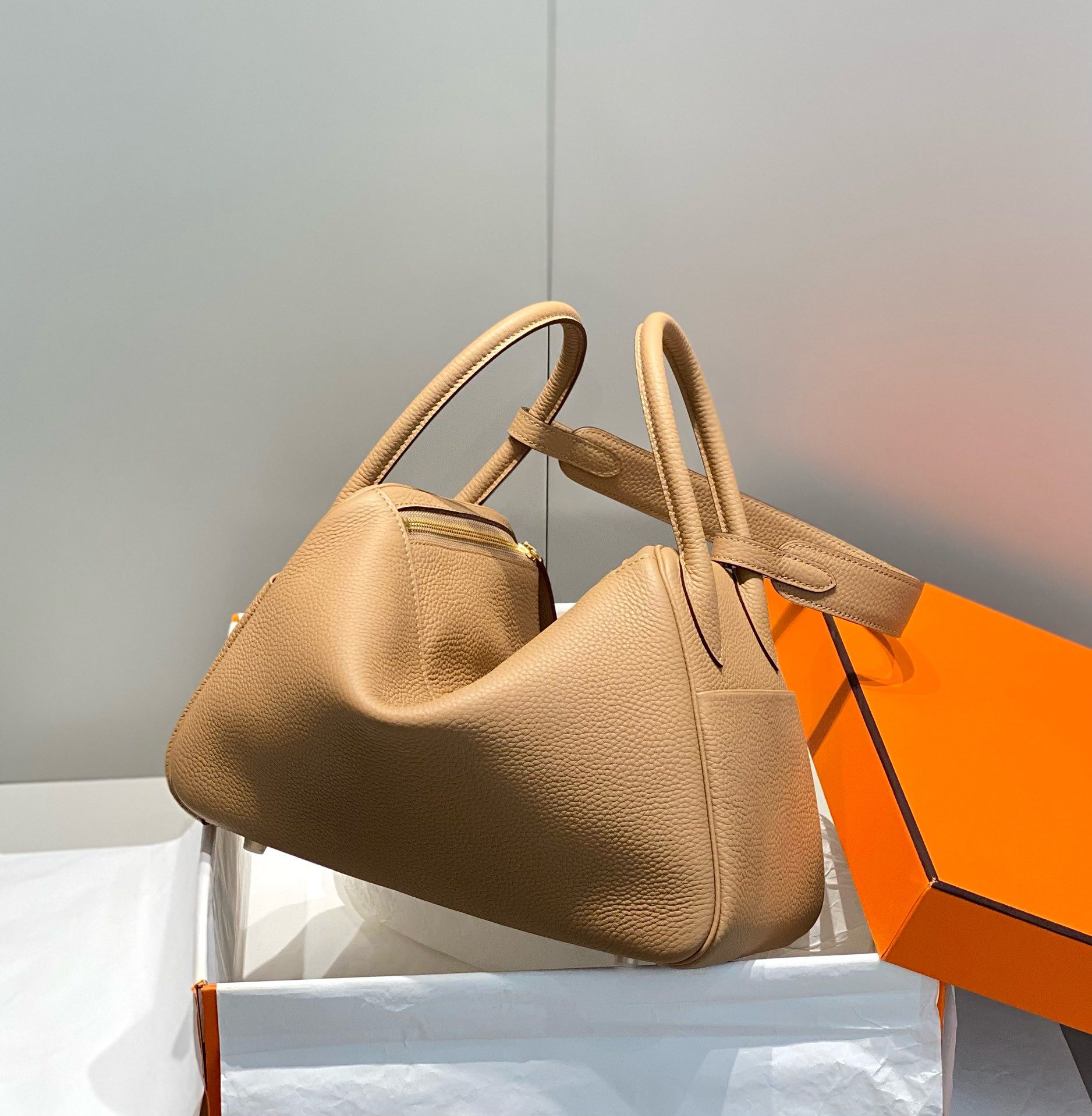 Hermes Lindy 30cm Bag In Chai Clemence Leather GHW - Image 5