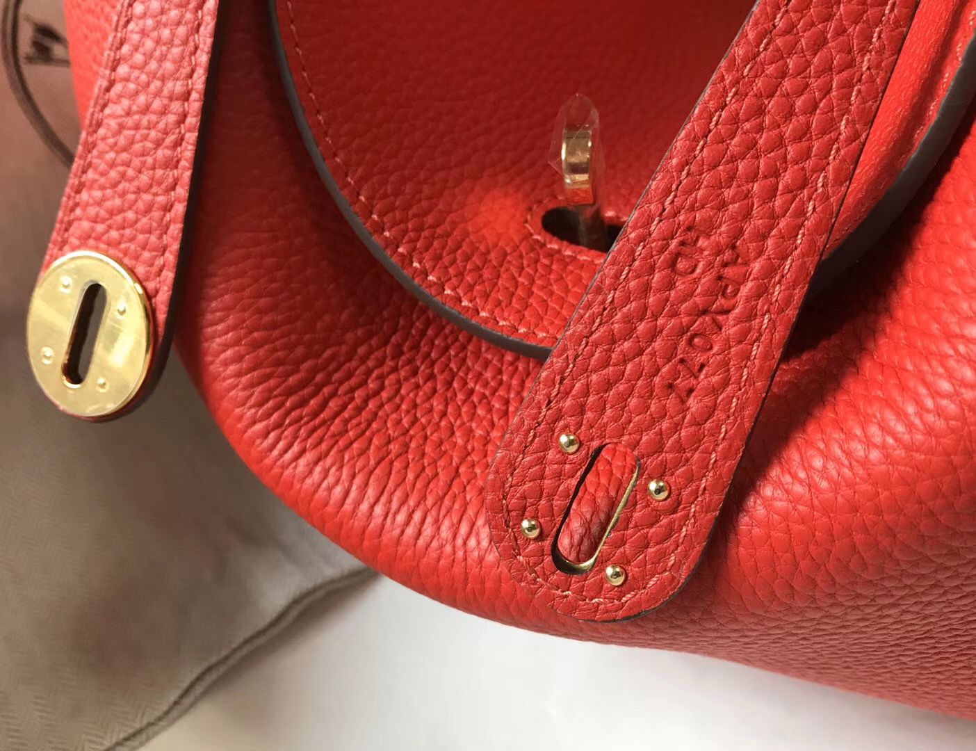 Hermes Lindy 30cm Bag In Red Clemence Leather GHW - Image 5