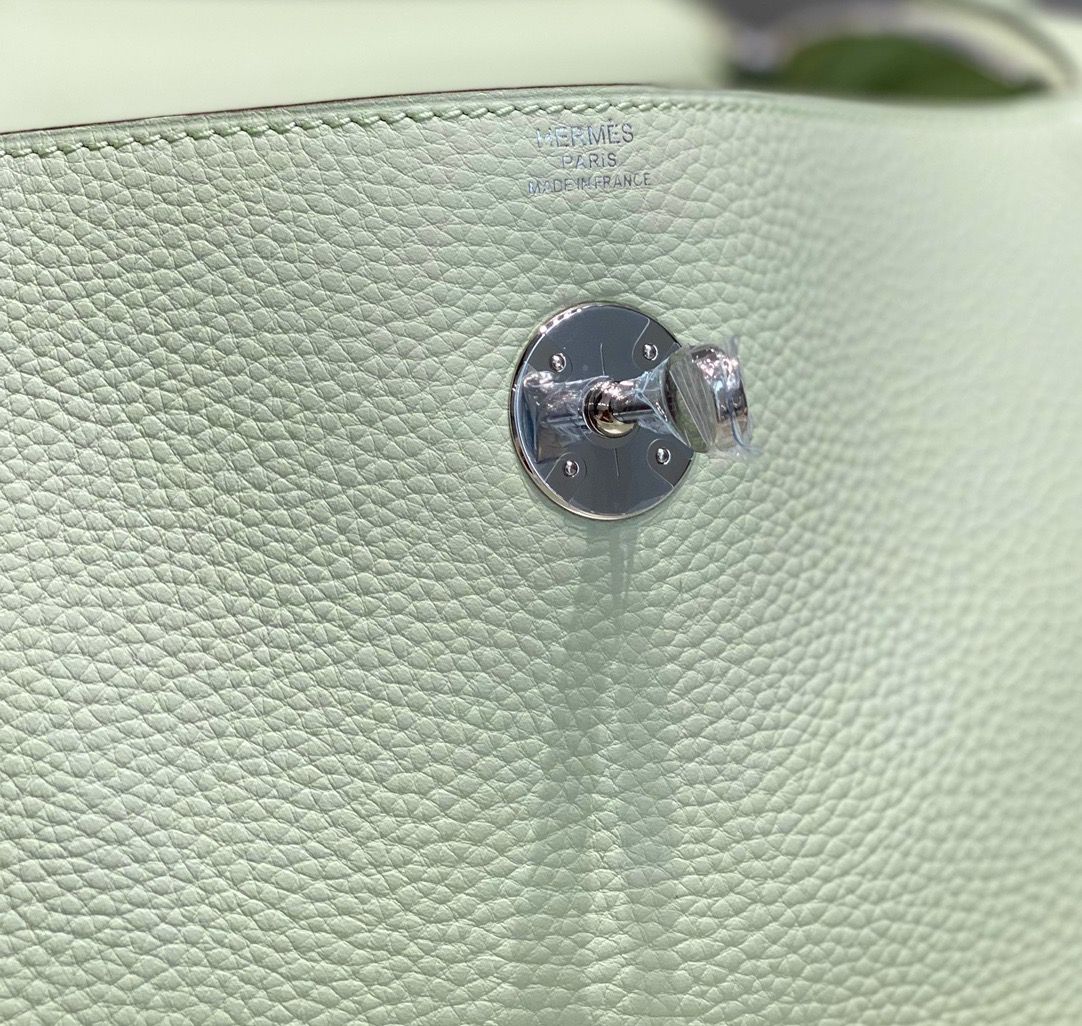 Hermes Lindy 30cm Bag In Vert Fizz Clemence Leather PHW - Image 9