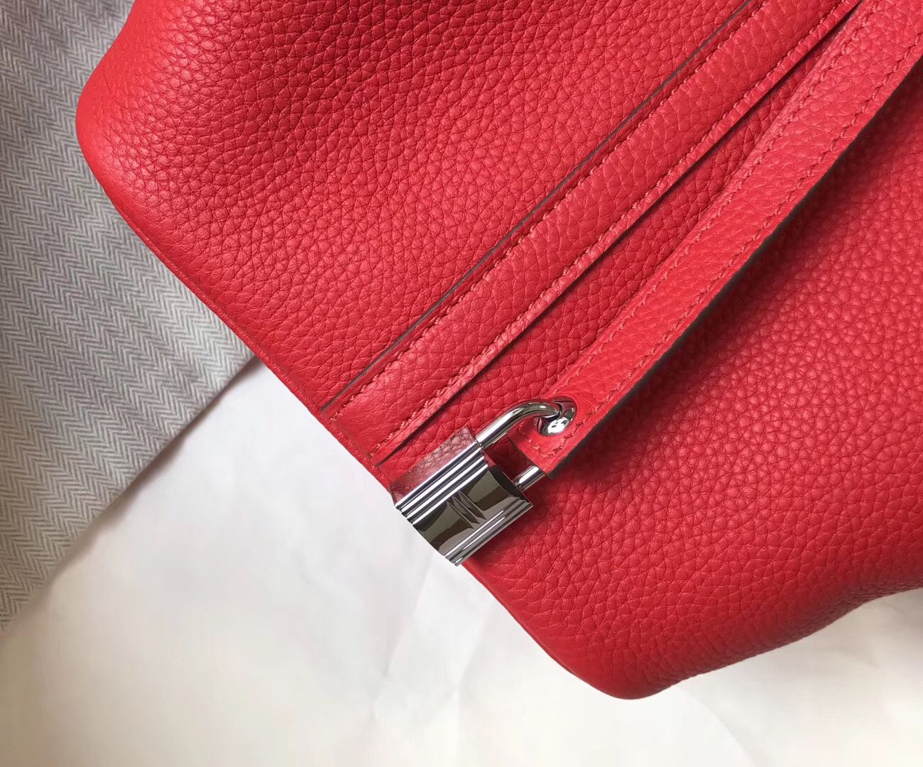 Hermes Picotin Lock 18 Bag In Red Clemence Leather - Image 4