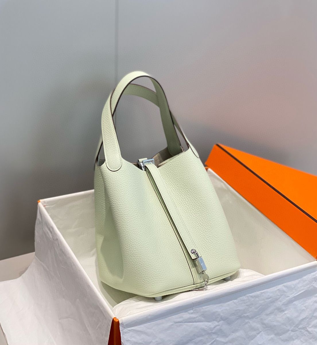 Hermes Picotin Lock 22 Bag In Vert Fizz Clemence Leather - Image 3