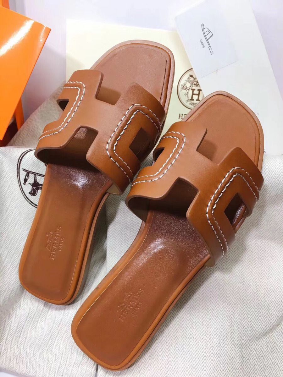 Hermes Oran Sandals In Brown Leather With Stitched Detail - Image 4