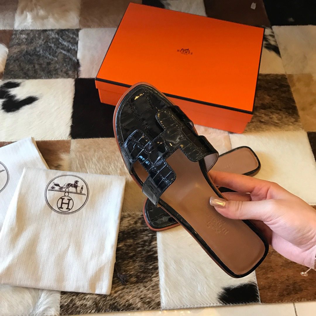 Hermes Oran Slide Sandals In Black Shiny Niloticus Crocodile Skin - Image 4