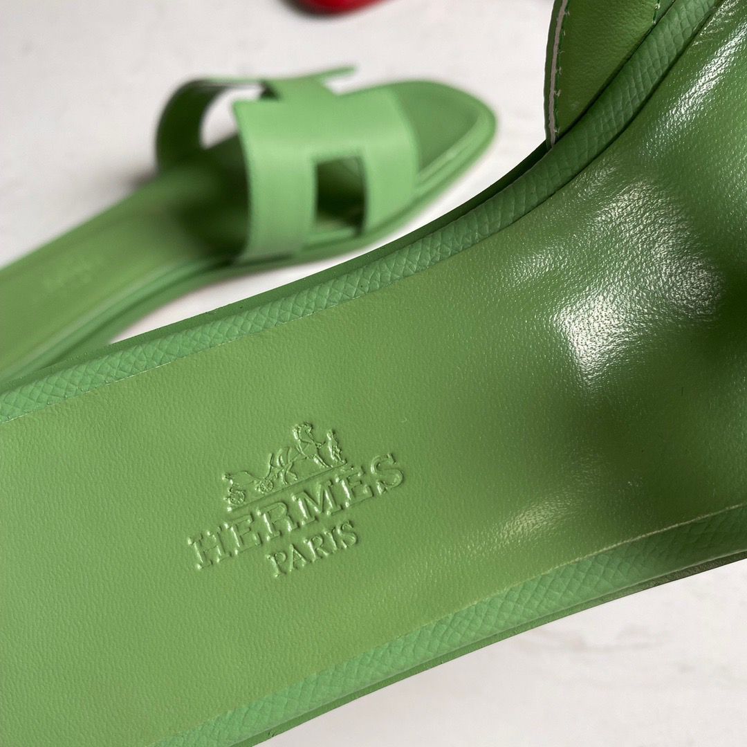 Hermes Oran Slide Sandals In Vert Criquet Epsom Calfskin - Image 5