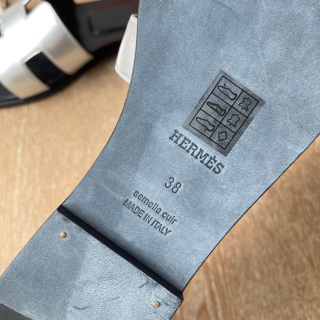 Hermes Oran Slide Sandals in Silver Metallic Leather - Image 5