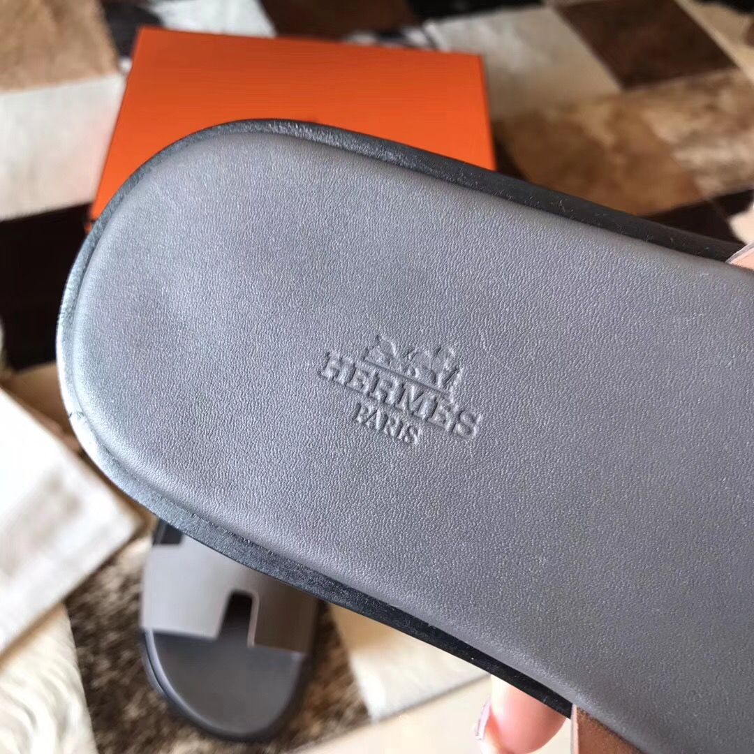 Hermes Izmir Sandals In Grey Epsom Leather - Image 3