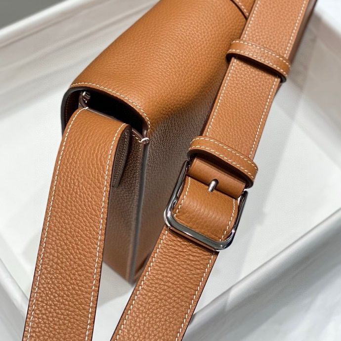 Hermes Steve Light Junior Messenger Bag in Gold Clemence Leather - Image 5