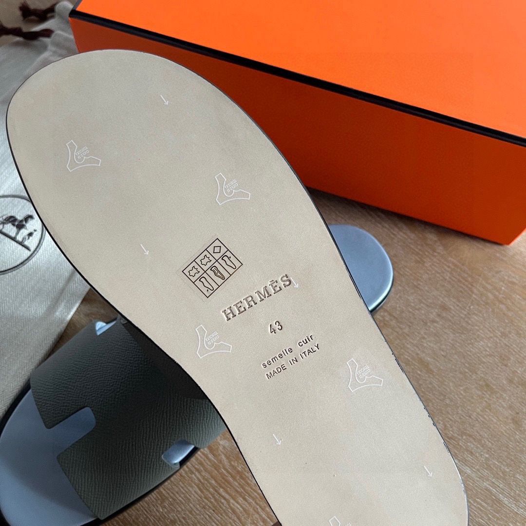 Hermes Izmir Sandals in Vert Amande Epsom Calfskin with Blue Insole - Image 5