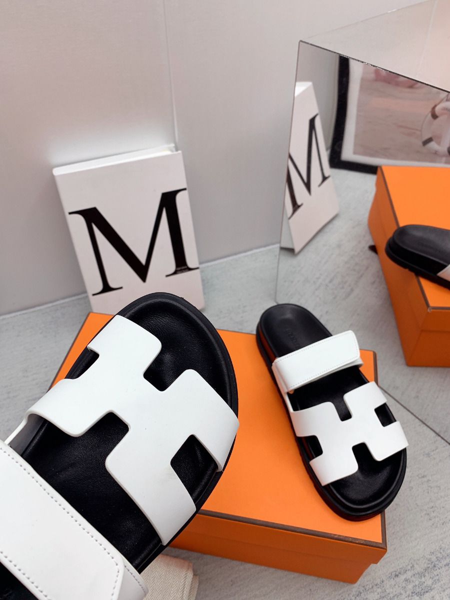 Hermes Women's Chypre Sandals In White Calfskin - Image 3