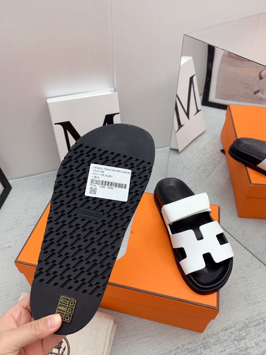 Hermes Women's Chypre Sandals In White Calfskin - Image 9