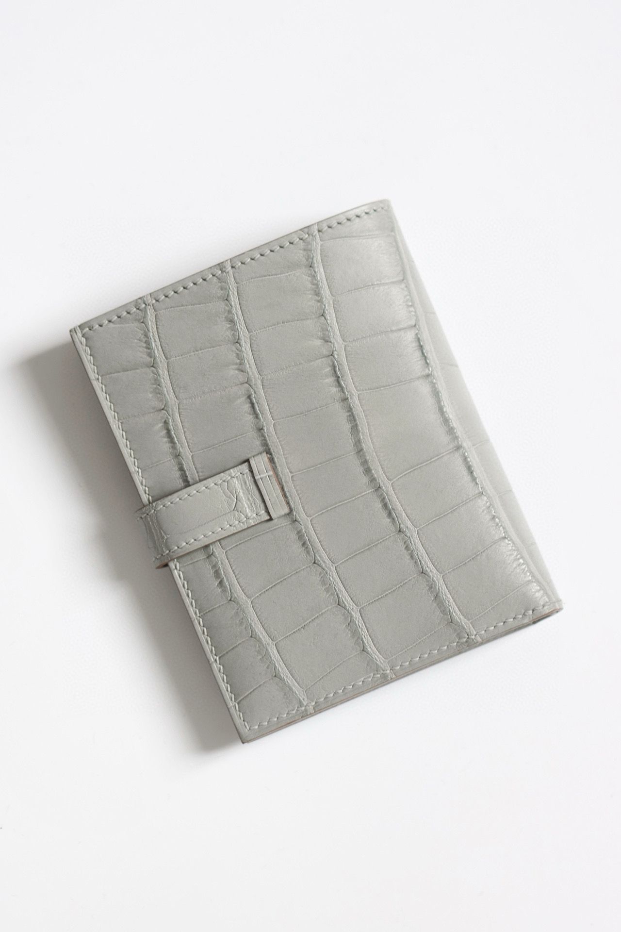 Hermes Bearn Compact Wallet in Pearl Grey Matte Alligator Leather - Image 10