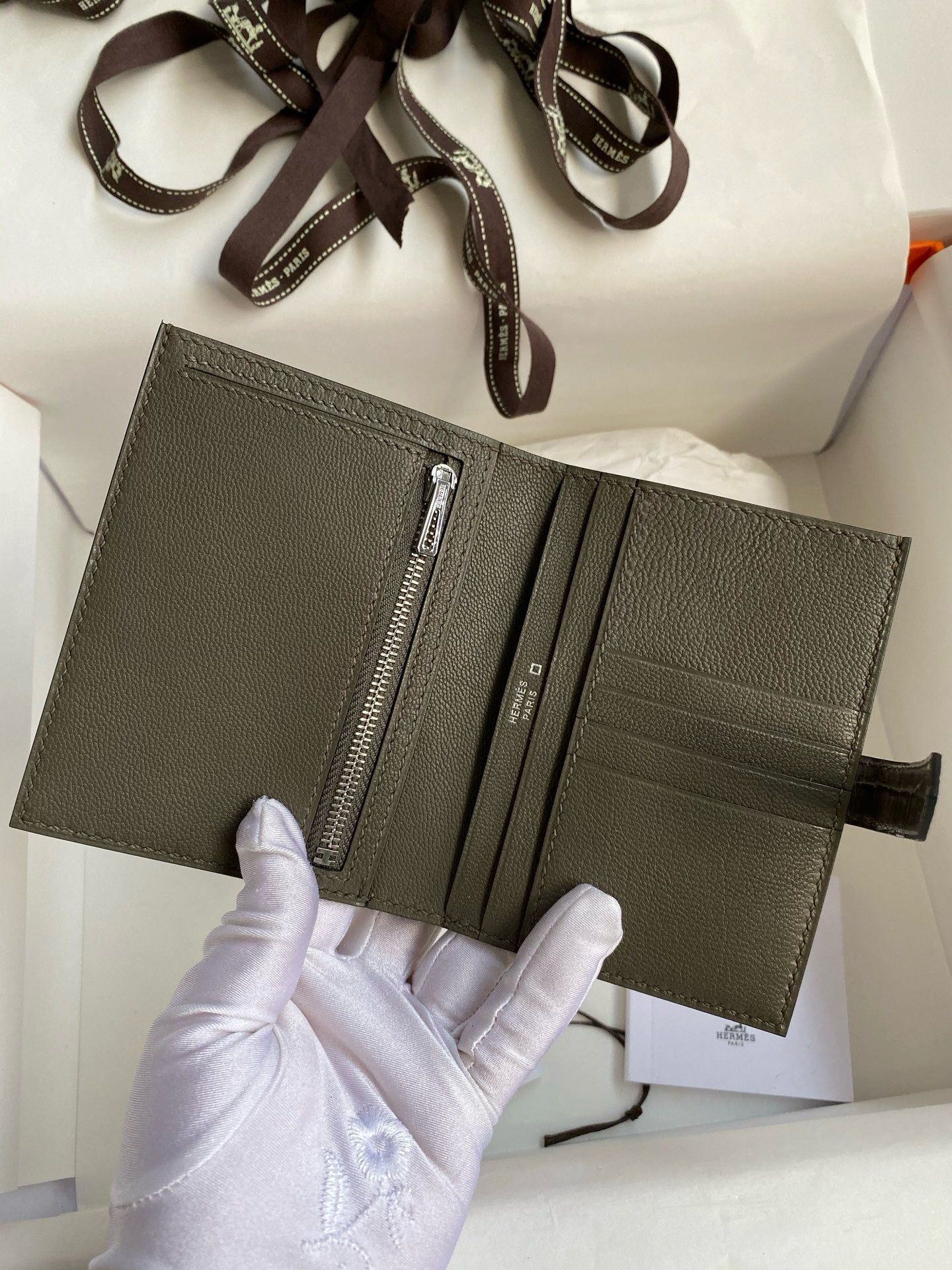 Hermes Bearn Compact Wallet in Gris Tourterelle Shiny Alligator Leather - Image 6