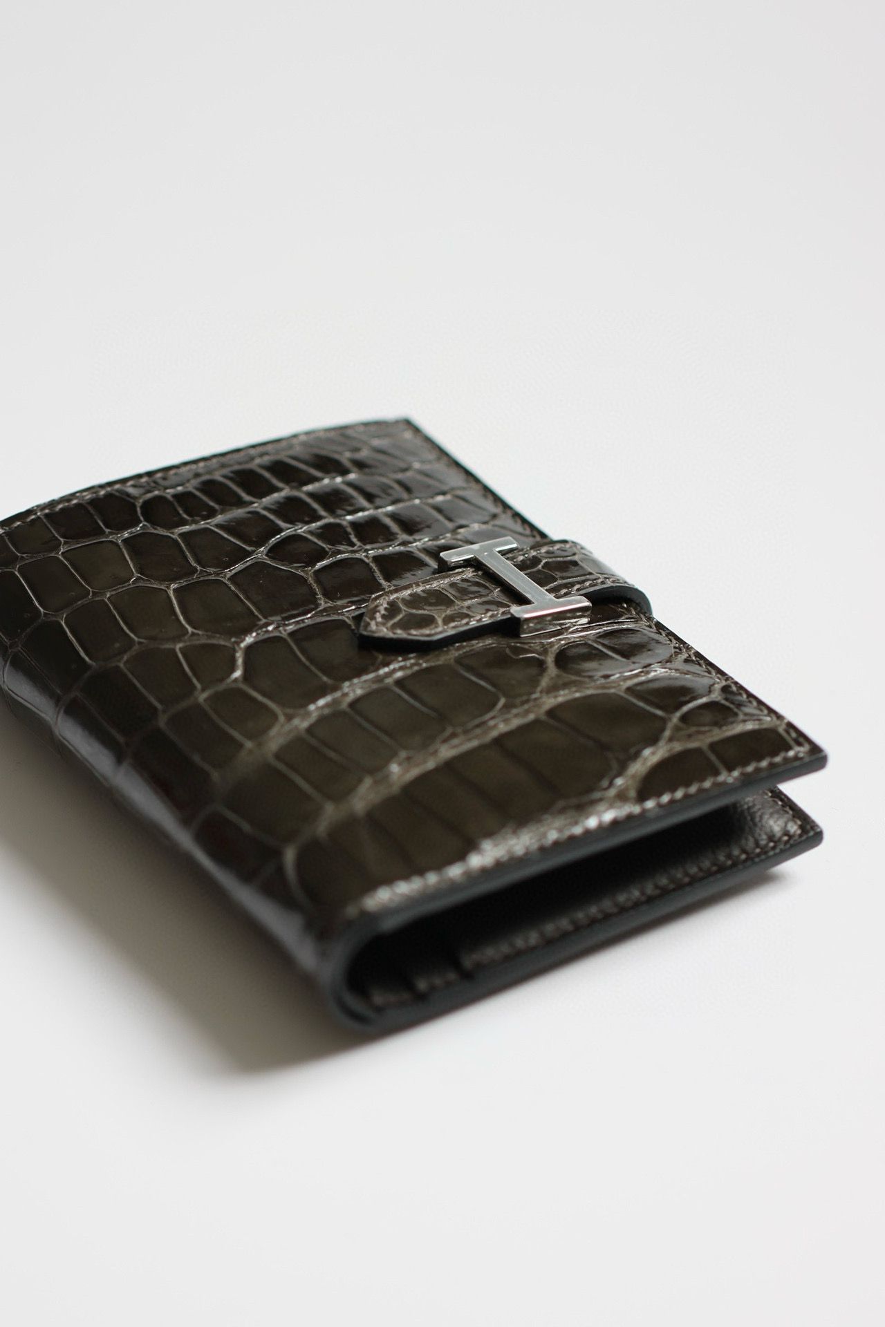 Hermes Bearn Compact Wallet in Graphite Shiny Alligator Leather - Image 6