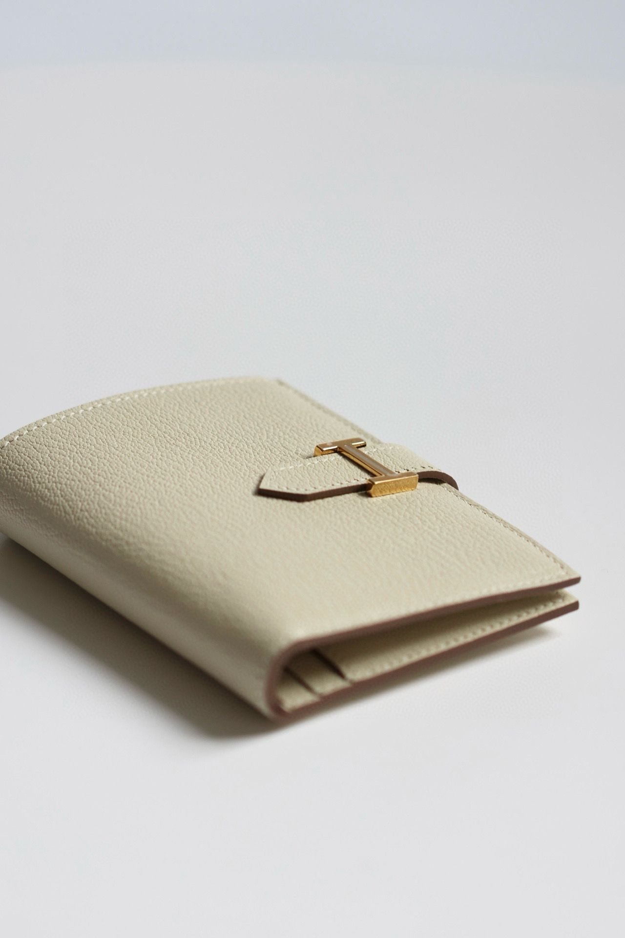 Hermes Bearn Compact Handmade Wallet in Craie Chevre Mysore Goatskin - Image 4