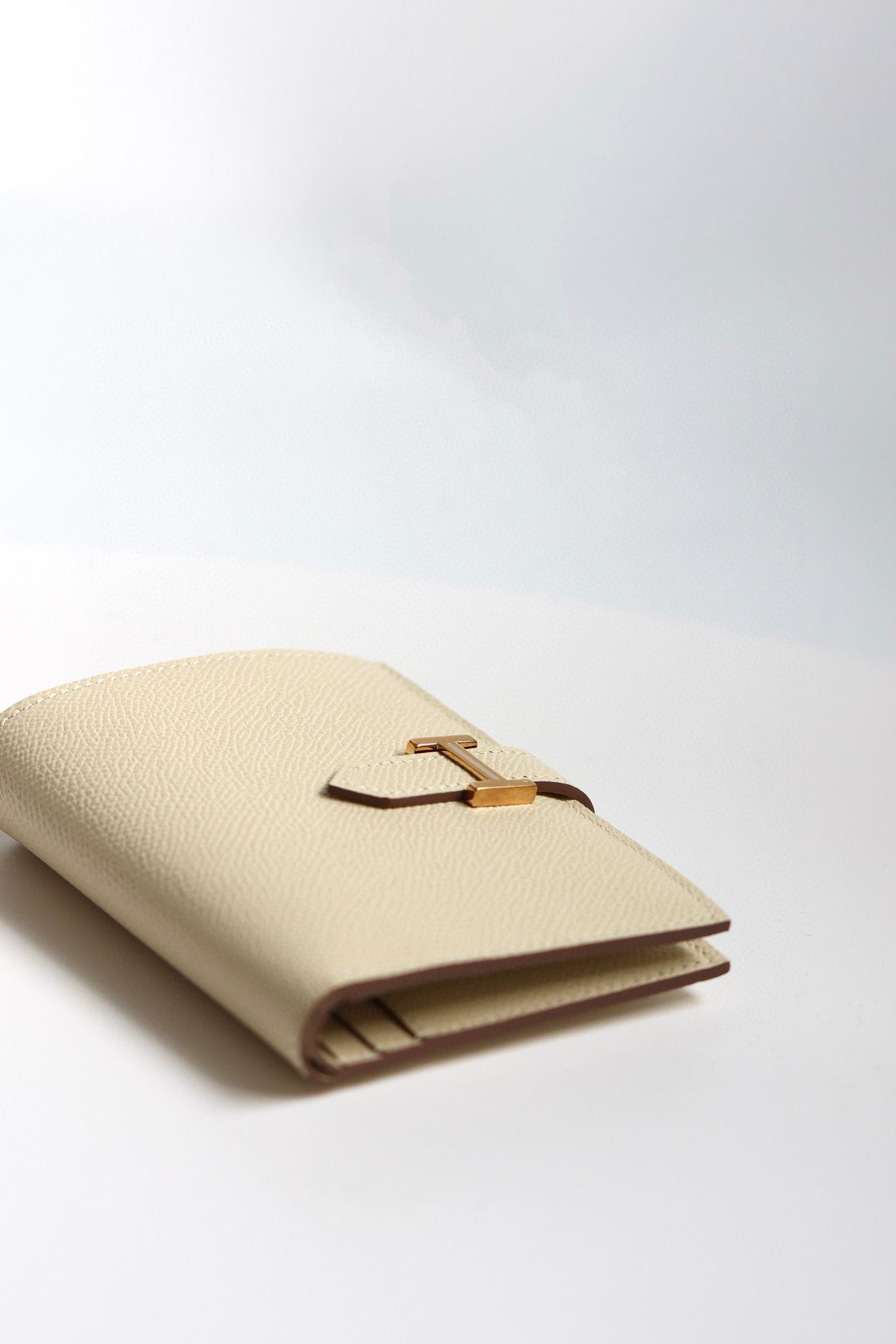 Hermes Bearn Compact Handmade Wallet in Craie Epsom Calfskin - Image 4