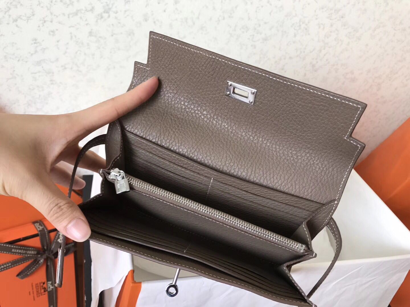 Hermes Kelly Classic Long Wallet In Etoupe Clemence Leather - Image 8